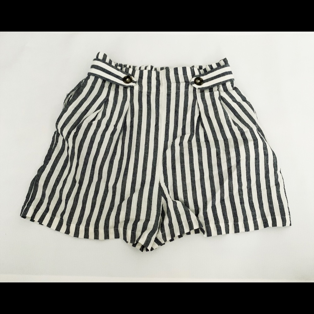Stradivarius stripped shorts/skirt. Size xs.